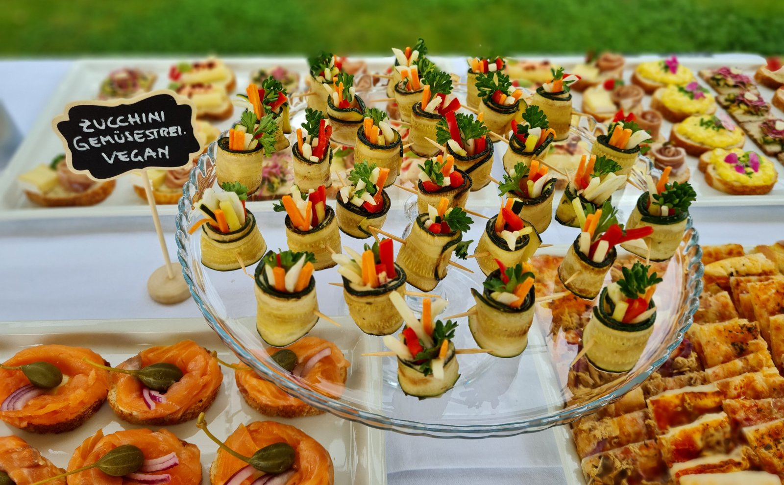 Gebratene Zucchini mit Gemüsestreifen